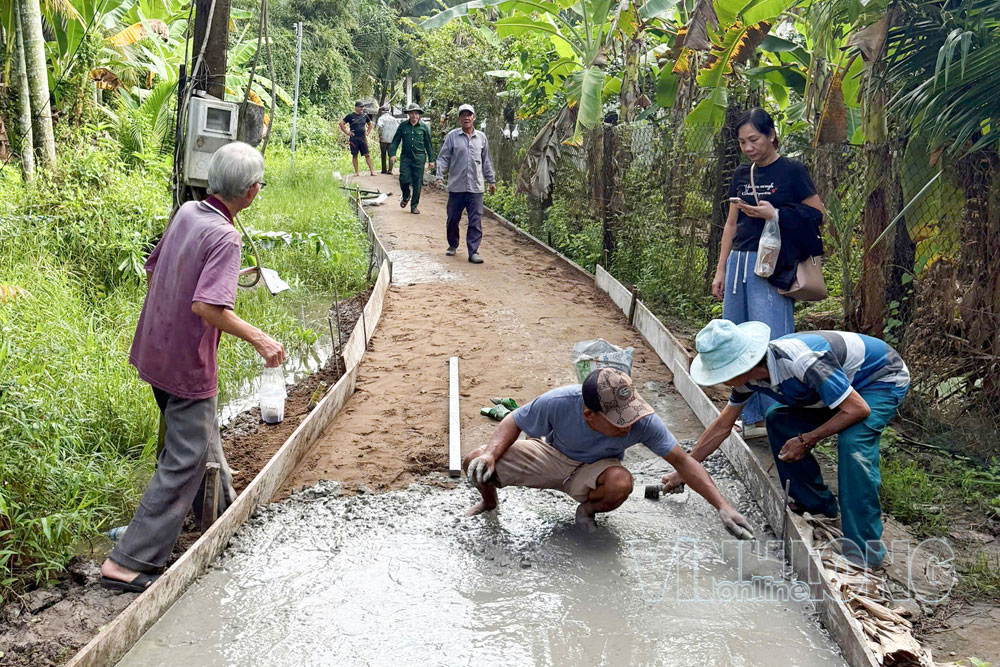 Người dân xã Càng Long chung tay thực hiện công trình dân sinh. Ảnh: MINH THÙY

