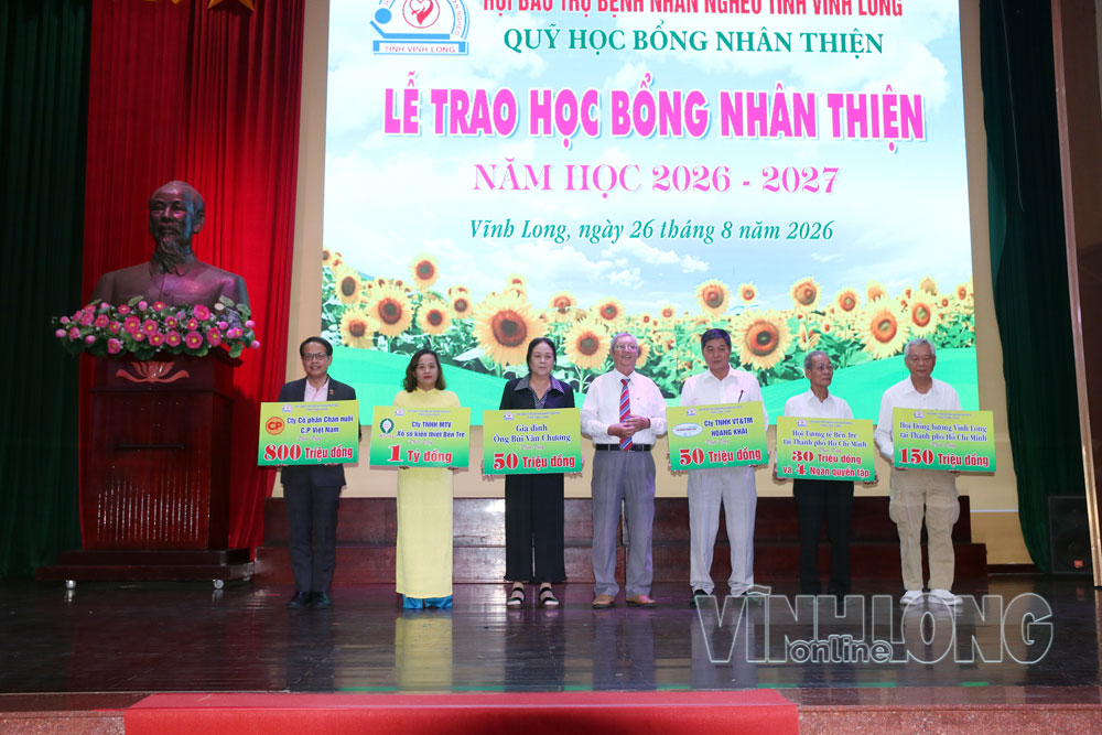 Nhà tài trợ ủng hộ kinh phí trao học bổng cho học sinh khó khăn tại tỉnh. Ảnh: THẠCH THẢO

