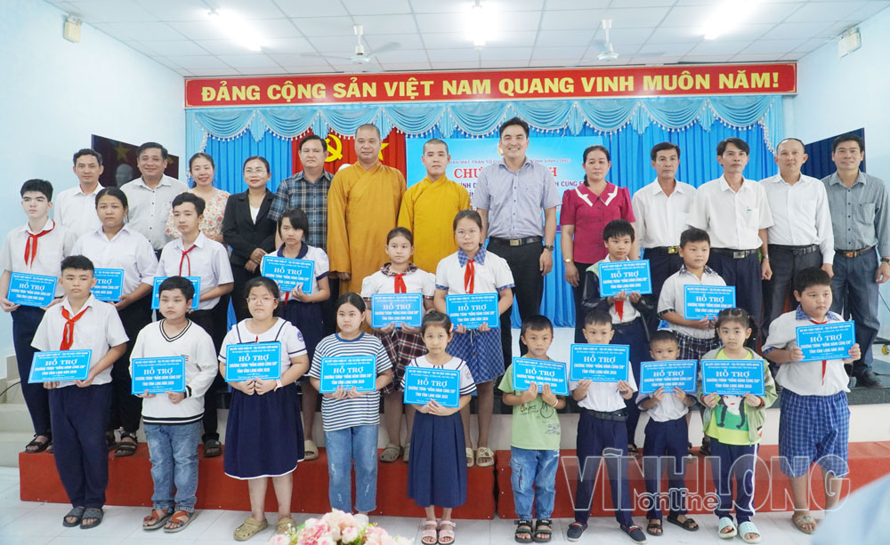 Đại biểu và trẻ em chụp ảnh lưu niệm tại buổi ra mắt mô hình “Đồng hành cùng em” tại xã Đồng Khởi.

Ảnh: PHAN HÂN

