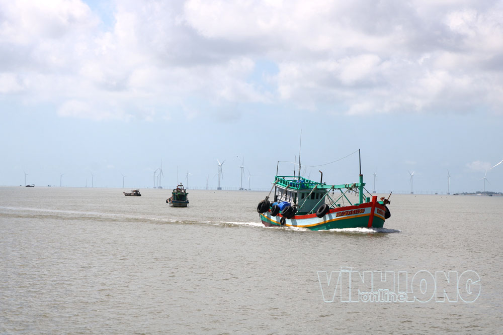 Ngư dân ra khơi tại vùng biển Ba Tri. Ảnh: THẠCH THẢO

