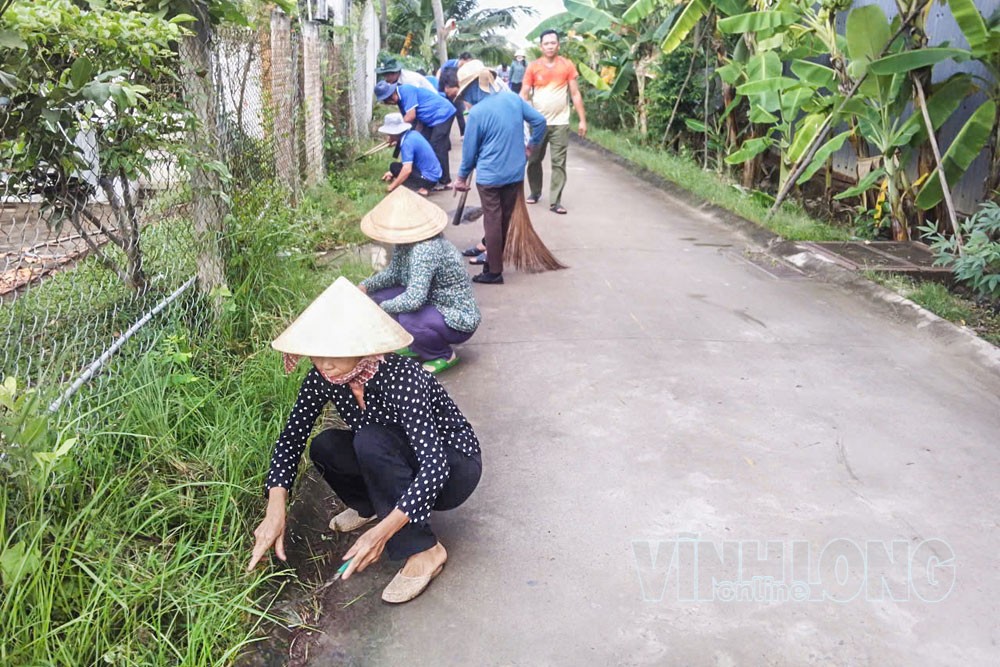 Câu lạc bộ Nông dân bảo vệ môi trường (Chi hội Nông dân ấp Giao Hòa) dọn dẹp cảnh quan nông thôn trên địa bàn ấp.