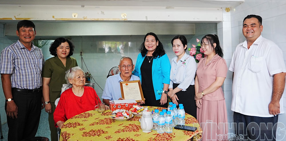 Đồng chí Nguyễn Thị Bé Mười- Tỉnh ủy viên, Phó Chủ tịch UBND tỉnh chúc mừng thọ cụ Lâm Thanh Thủy (100 tuổi, phường Long Châu).


