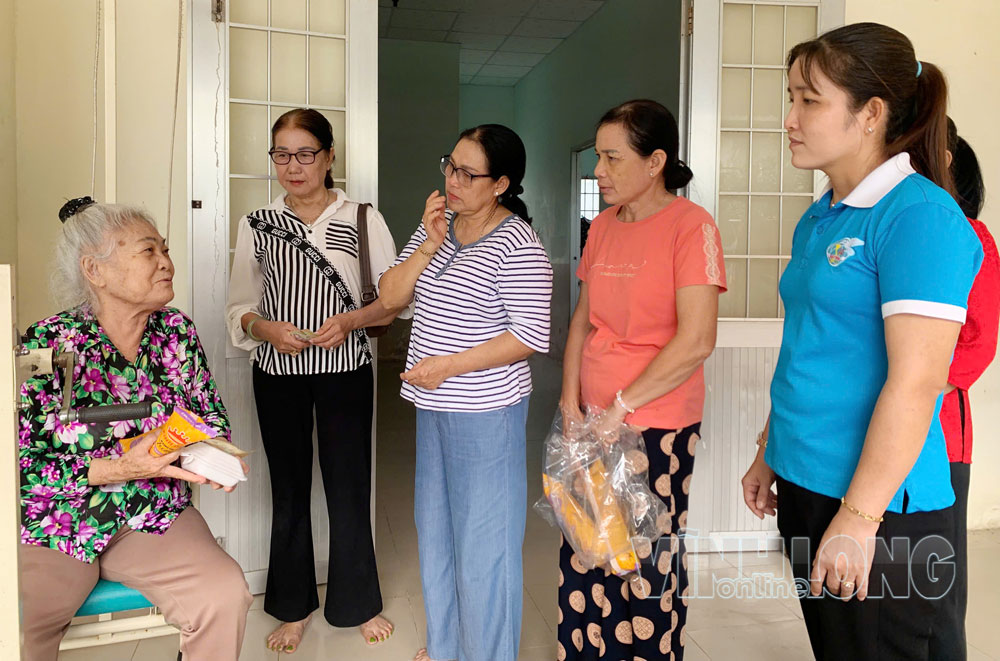 “Tổ phụ nữ từ thiện” ấp Rạch Vồn, xã Hưng Mỹ tặng quà, thăm hỏi sức khỏe người già neo đơn tại Trung tâm Bảo trợ xã hội Trà Vinh. Ảnh: MINH THÙY