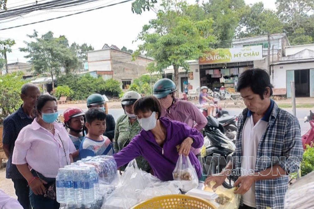 Thành viên mô hình phát cơm chay 0 đồng cho người dân vào sáng Chủ nhật hàng tuần. Ảnh: MỸ NHÂN

