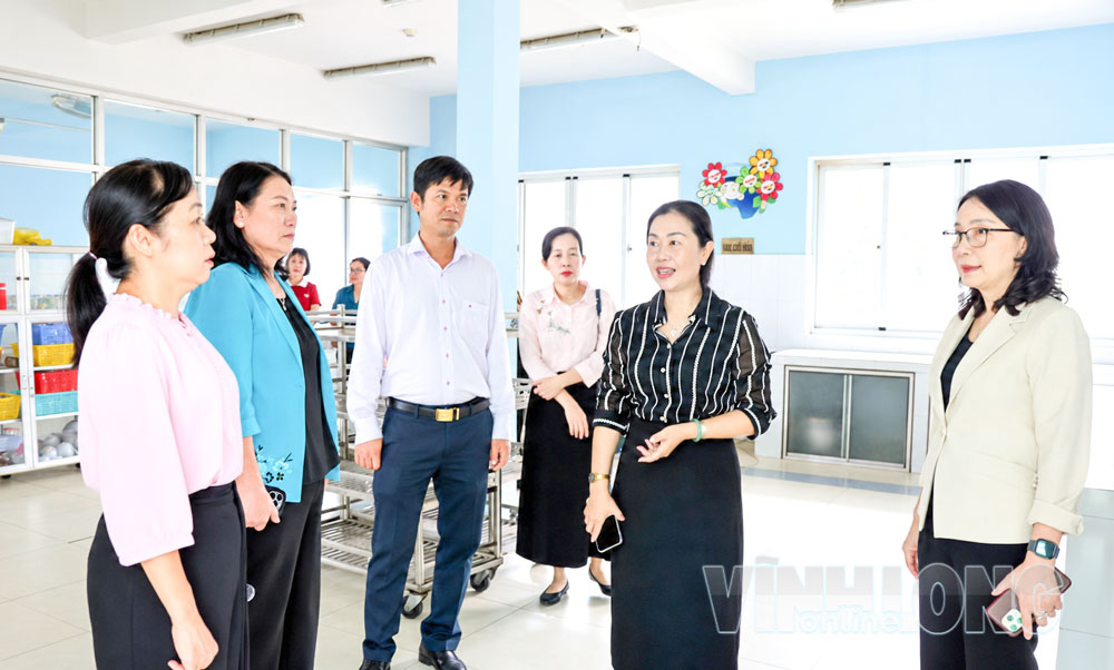 Đồng chí Nguyễn Thị Bé Mười - Tỉnh ủy viên, Phó Chủ tịch UBND tỉnh kiểm tra công tác chuẩn bị năm học mới tại Trường Mầm non Cái Ngang, xã Cái Ngang. Ảnh:
THÚY QUYÊN

