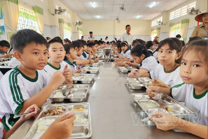 Bảo đảm an toàn thực phẩm bữa ăn bán trú trong trường học