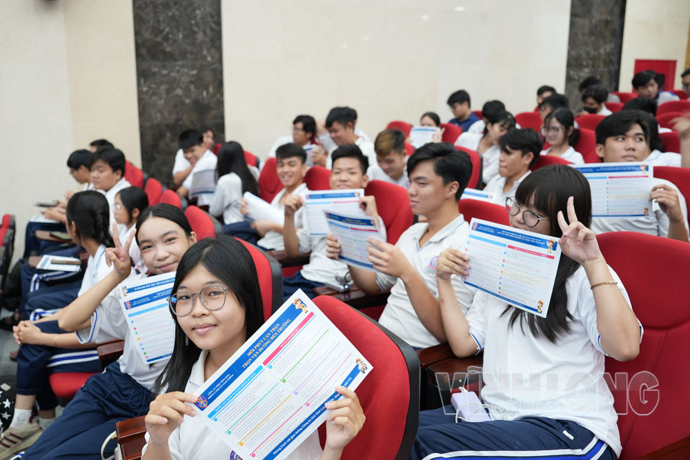 Học sinh, sinh viên được thông tin kiến thức về an toàn giao thông.

