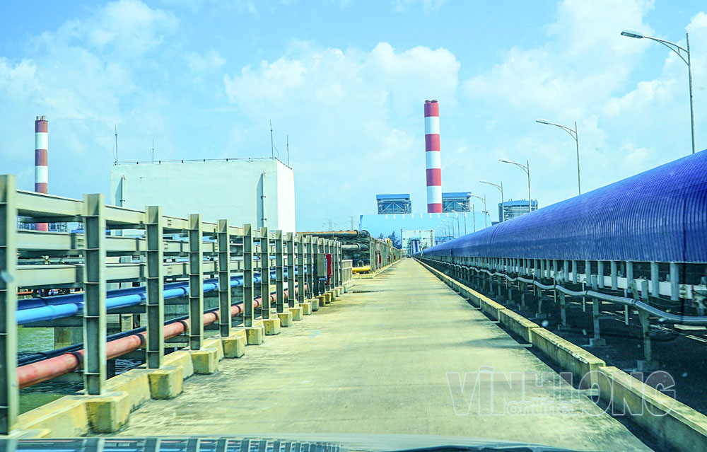 Tỉnh phấn đấu phát triển thành trung tâm xuất khẩu năng lượng tái tạo của vùng và cả nước đến năm 2030, định hướng đến năm 2050. Trong ảnh: Nhà máy Nhiệt điện Duyên Hải.

