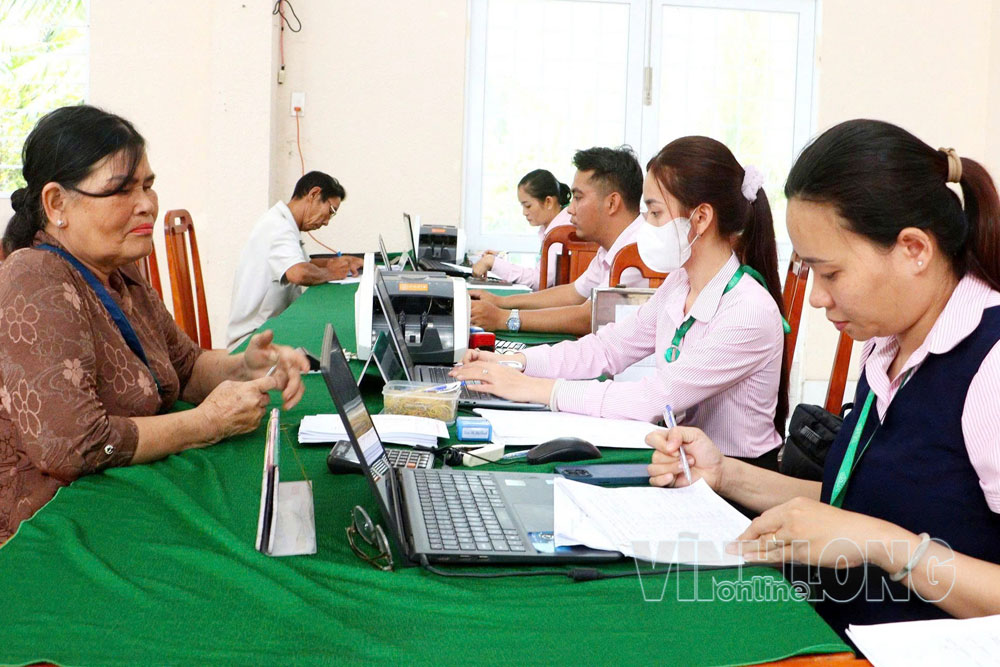 Đại diện tổ tiết kiệm và vay vốn đến giao dịch tại điểm giao dịch xã Hòa Bình, thuộc Phòng Giao dịch Ngân hàng Chính sách xã hội Trà Ôn.