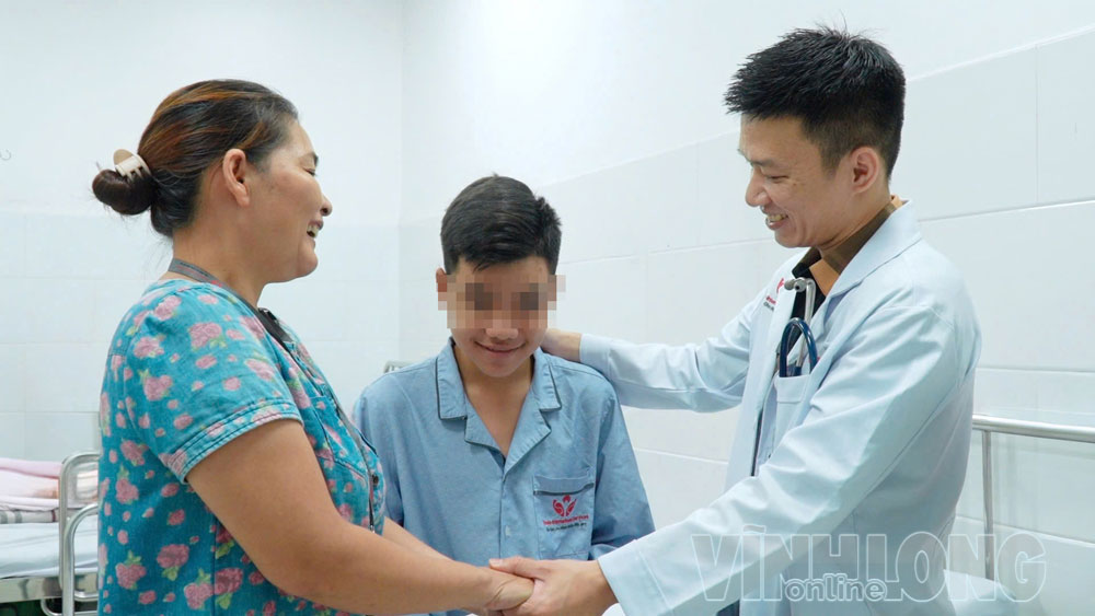 Nhờ khám sức khỏe sàng lọc, em Q. (xã Ba Tri) được Bệnh viện S.I.S Cần Thơ can thiệp bít lỗ thông bằng dụng cụ qua da thành công.


