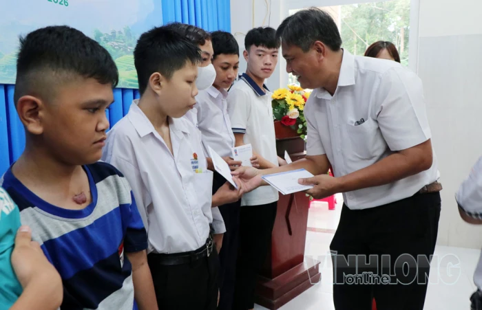 Học bổng “Hoa xương rồng” tiếp bước học sinh khuyết tật đến trường