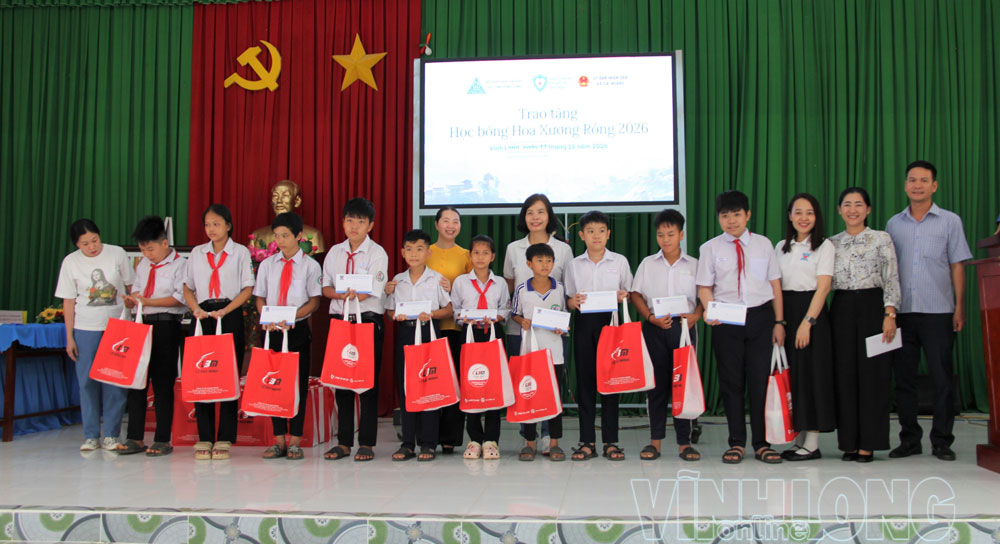 Trao học bổng “Hoa xương rồng” hỗ trợ học sinh xã Cái Ngang. Ảnh: T. QUYÊN