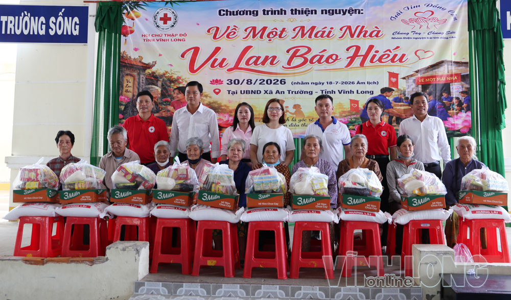 Hội Chữ thập đỏ tỉnh phối hợp với nhà hảo tâm tặng quà người dân hoàn cảnh khó khăn xã An Trường. Ảnh: NGỌC XOÀN

