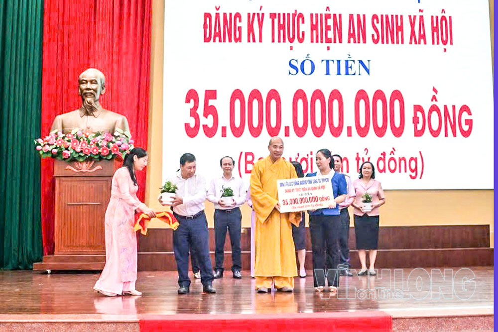 Bà Nguyễn Thị Tuấn Thanh - Phó Chủ tịch Ủy ban MTTQ Việt Nam tỉnh (phải) tiếp nhận bảng đăng ký ủng hộ số tiền 35 tỷ đồng từ nhà hảo tâm.

