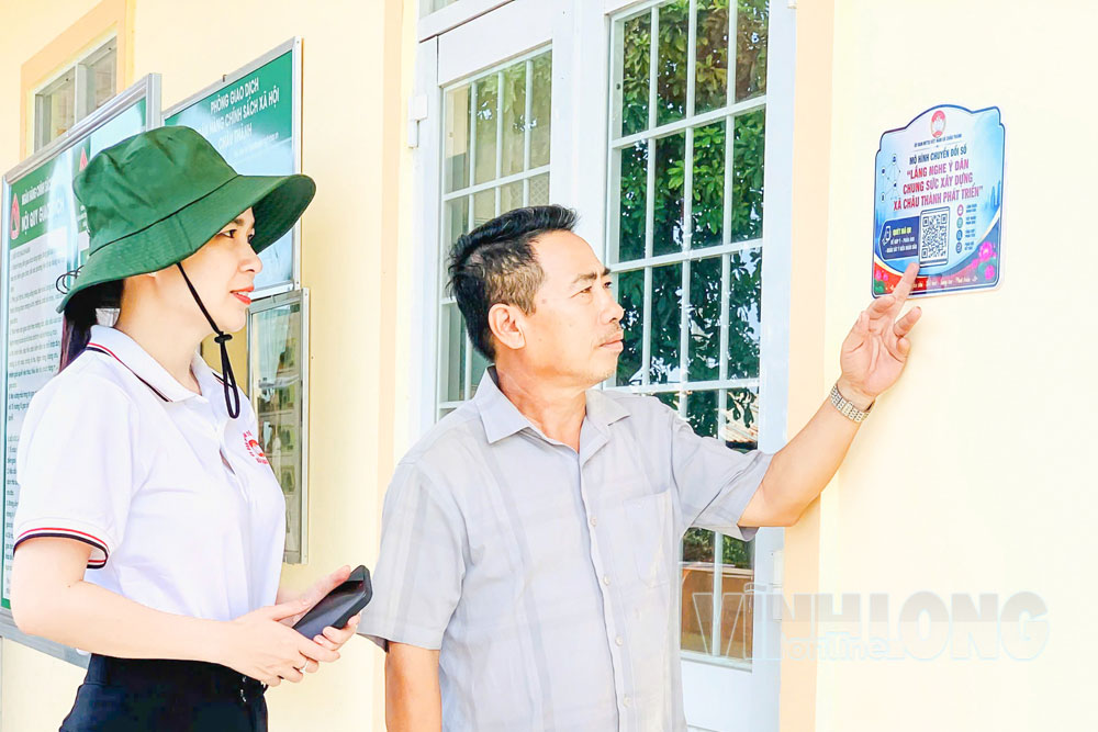 Cán bộ MTTQ xã Châu Thành hướng dẫn người dân thao tác quét mã QR để gửi góp ý.


