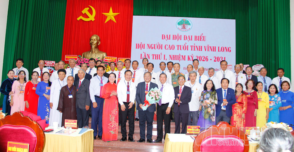 Đại biểu và Ban Chấp hành Hội Người cao tuổi tỉnh nhiệm kỳ 2026-2031 chụp ảnh lưu niệm tại Đại hội đại biểu lần thứ I.

