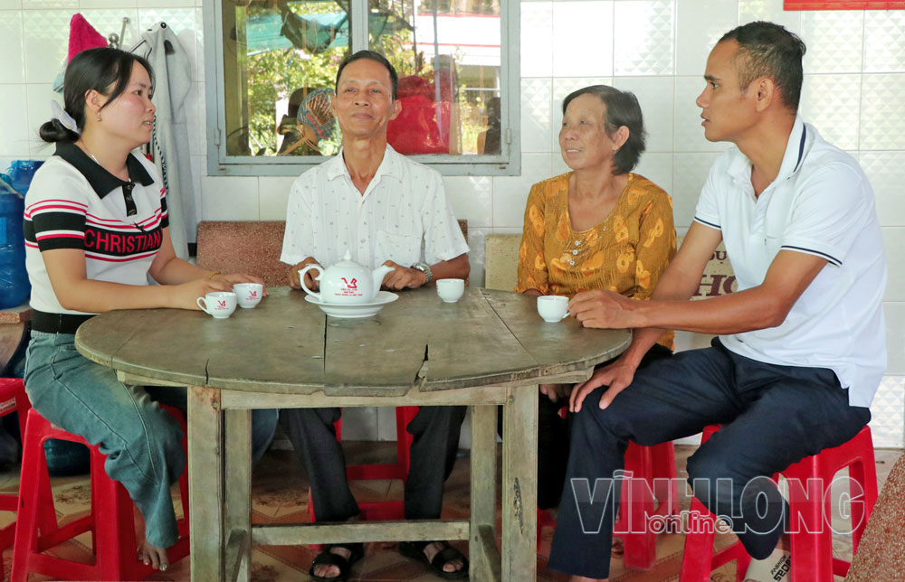 Ông Trương Văn Thạnh và bà Nguyễn Thị Dễ chia sẻ với Hội Khuyến học xã về truyền thống hiếu học của gia đình.