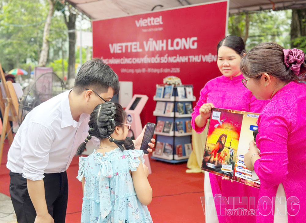 Thư viện Nguyễn Đình Chiểu Vĩnh Long giới thiệu mô hình chuyển đổi số thư viện cho học sinh.

