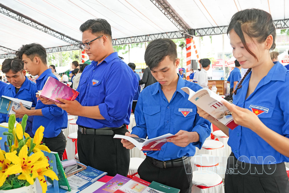 Hoạt động trưng bày, giới thiệu sách tại quảng trường phường Long Châu.

