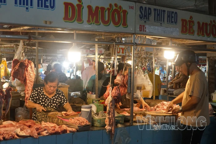 Giá heo hơi giảm, hộ nuôi gặp khó