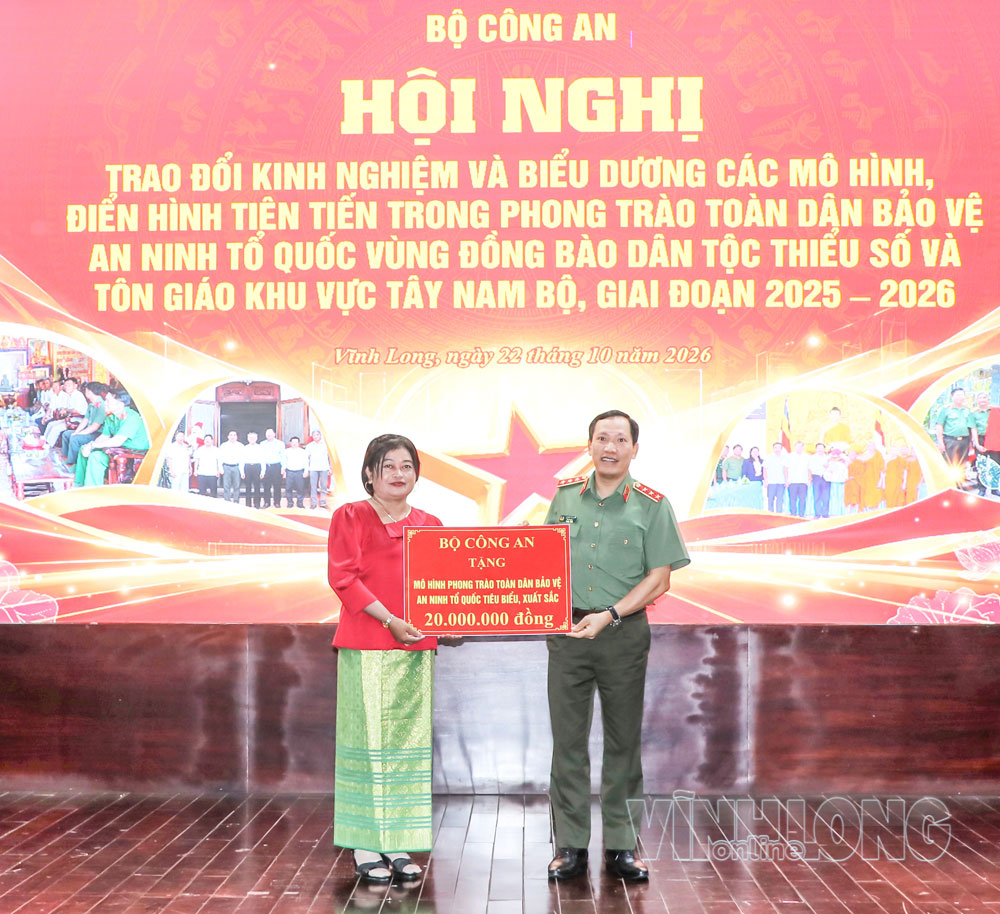 Thượng tướng Lê Văn Tuyến - Ủy viên Trung ương Đảng, Thứ trưởng Bộ Công an tặng quà cho mô hình tiêu biểu, xuất sắc “Phát huy vai trò của bà con dân tộc Khmer trong giữ gìn an ninh trật tự xã Trà Côn”.