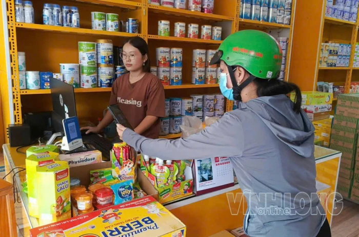 Tiểu thương Khmer chợ Trà Cú đẩy mạnh thanh toán không dùng tiền mặt