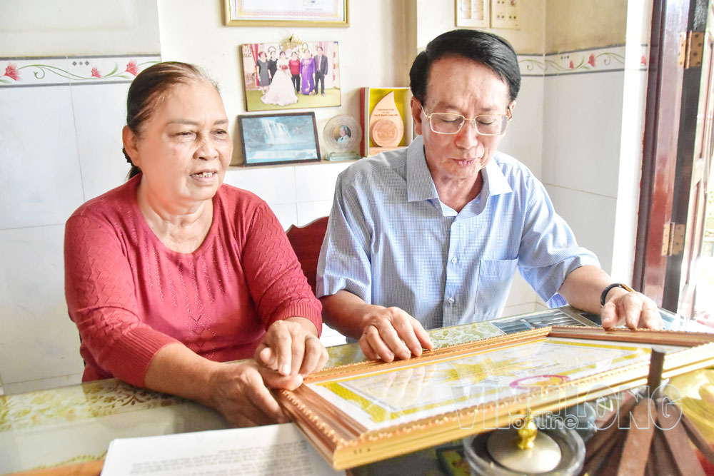 Vợ chồng ông Nguyễn Văn Sang và bà Mai Thúy Hà bên tấm bằng khen ghi nhận những nỗ lực trong hành trình khuyến học, khuyến tài, vun đắp tri thức và chắp cánh ước mơ cho các con.

