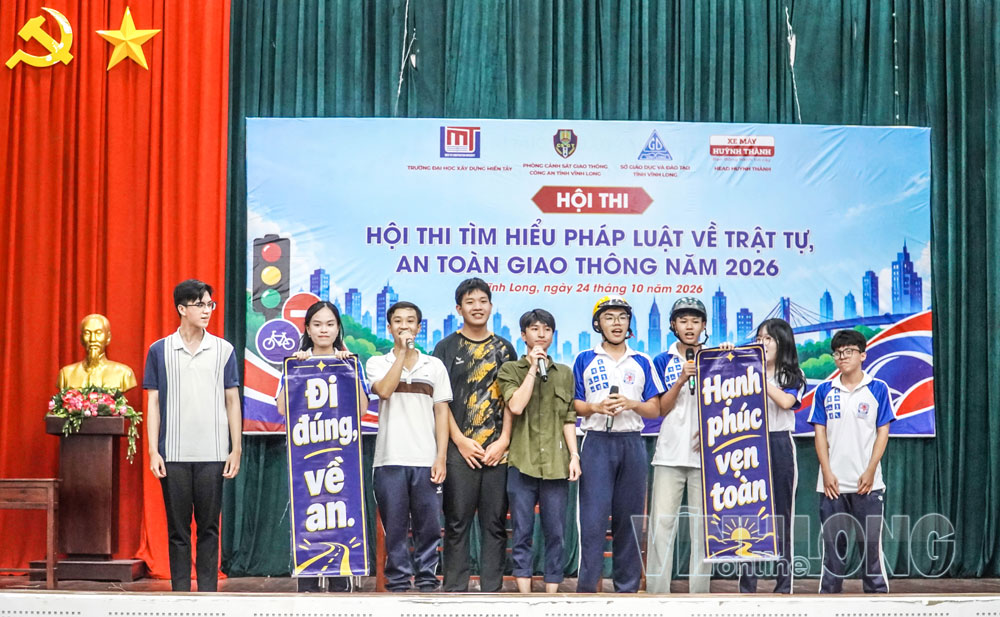Học sinh Trường THPT Nguyễn Đình Chiểu tham gia Hội thi Tìm hiểu pháp luật về trật tự, an toàn giao thông năm 2026. Ảnh: PHAN HÂN

