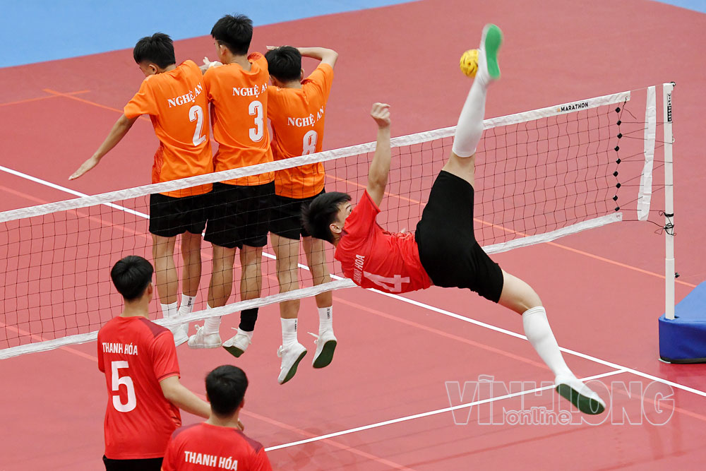 Pha tung người kết thúc quả cầu của VĐV đội Thanh Hóa trước đội Nghệ An ở nội dung ĐT 3 nam.