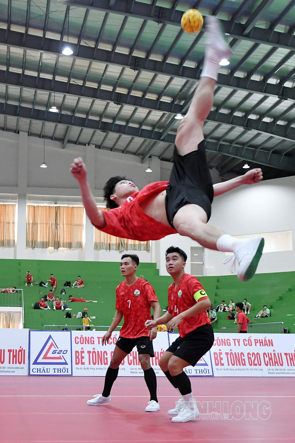 Tuyển thủ quốc gia Huỳnh Ngọc Sang (Vĩnh Long) trong pha cầu đẹp trên không.