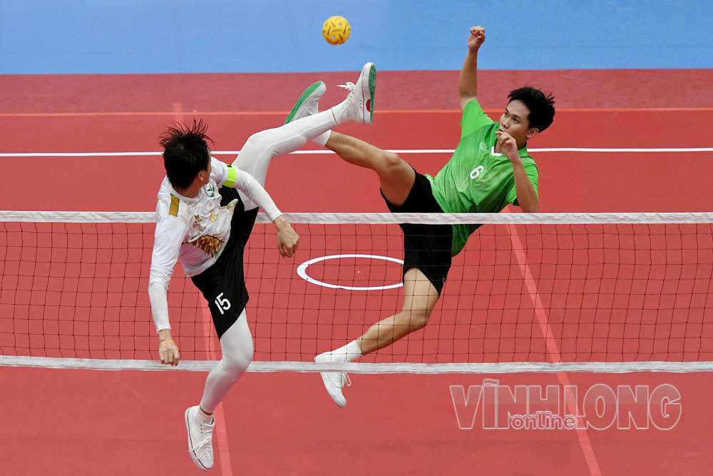 Ngô Thanh Long (số 15) đội Vĩnh Long trong pha tranh chấp bằng chân trên lưới.