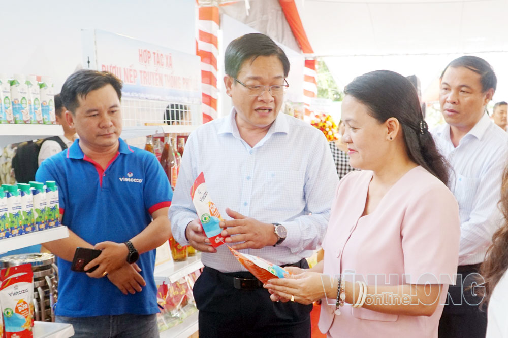 Hoạt động giới thiệu sản phẩm OCOP do Sở Công Thương phối hợp với Siêu thị Co.opmart Vĩnh Long tổ chức, tạo cơ hội kết nối sản phẩm địa phương với hệ thống bán lẻ hiện đại.