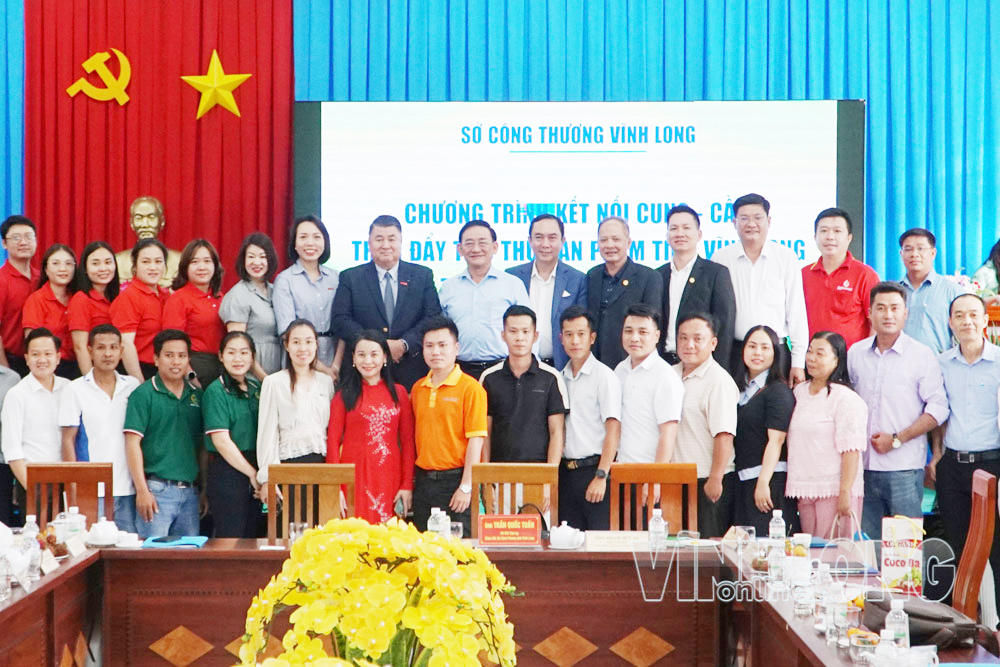 Đại biểu chụp ảnh lưu niệm tại Chương trình kết nối cung cầu, ký kết ghi nhớ hợp tác giữa Sở Công Thương và Tập đoàn Central Retail Việt Nam nhằm hỗ trợ quảng bá, tiêu thụ sản phẩm OCOP, sản phẩm công nghiệp nông thôn tiêu biểu và nông sản chủ lực của tỉnh. Ảnh: THẢO TIÊN