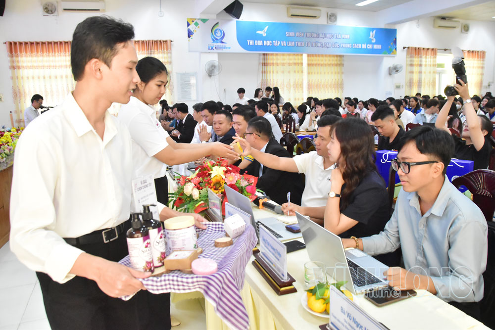 Nhóm dự án SHALOVI giới thiệu sản phẩm với ban giám khảo.


