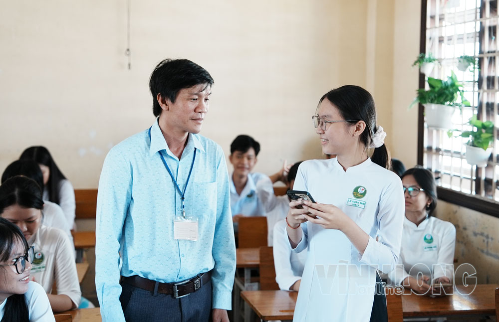 Thầy Nguyễn Trí Tính trao đổi với học sinh về hoạt động học tập.

