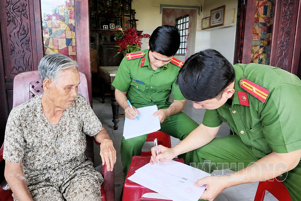 Thu nhận lưu động mẫu ADN thân nhân liệt sĩ tại xã Thạnh Phong.

