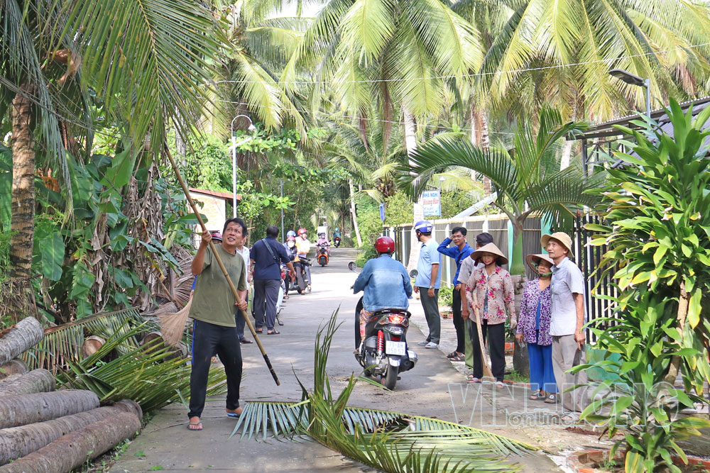 Cán bộ, đảng viên và người dân ấp Phước Lý ra quân tổng vệ sinh môi trường. Ảnh: THÀNH LẬP