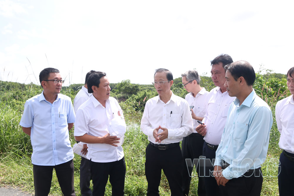 Đồng chí Nguyễn Trúc Sơn - Ủy viên Thường vụ Tỉnh ủy, Phó Chủ tịch UBND tỉnh trao đổi cùng các thành viên đoàn khảo sát và lãnh đạo xã Bình Đại, nơi Dự án Xây dựng cầu Cửa Đại trên tuyến đường bộ ven biển
kết nối tỉnh Bến Tre với tỉnh Tiền Giang (nay là tỉnh Vĩnh Long với tỉnh Đồng Tháp).