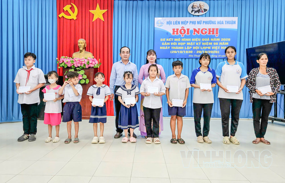 Hội LHPN phường Hòa Thuận trao học bổng, hỗ trợ học sinh trong chương trình “Mẹ đỡ đầu”.