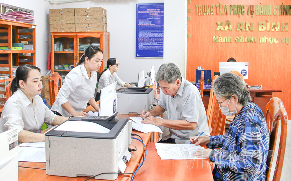 Trung tâm Phục vụ hành chính công xã An Bình tận tình phục vụ người dân. Ảnh: CẨM HUỆ