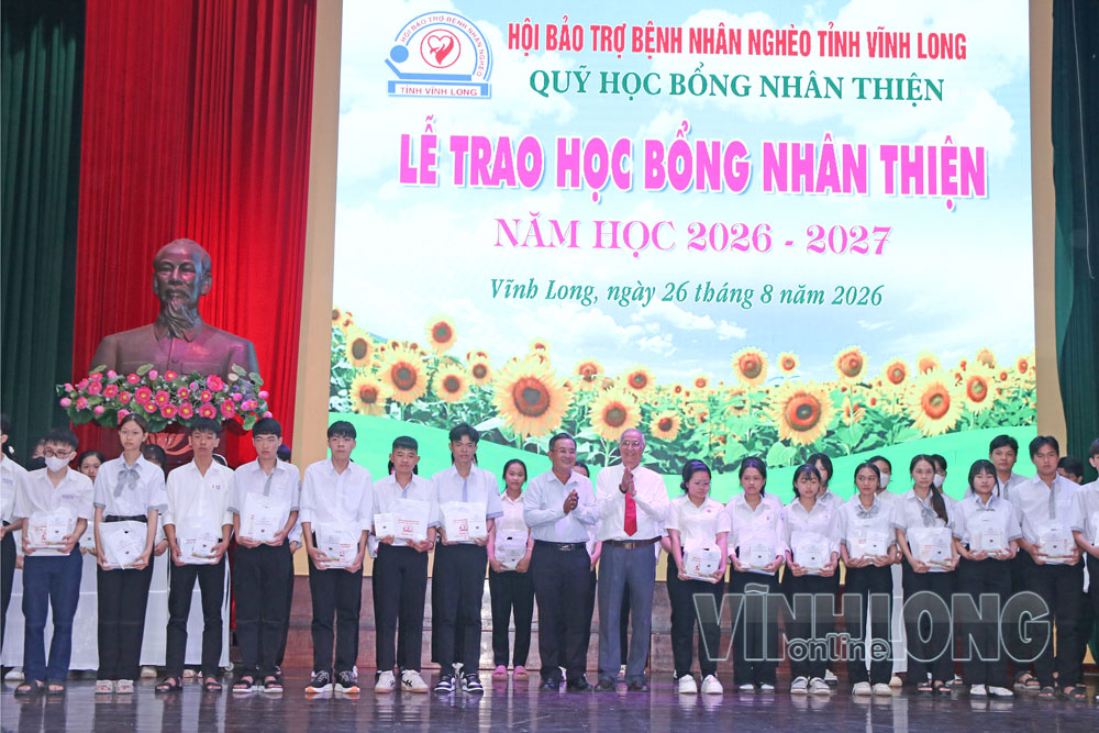 Hội Bảo trợ bệnh nhân nghèo tỉnh trao học bổng Nhân Thiện năm học 2026-2027 cho học sinh. Ảnh: THẠCH THẢO

