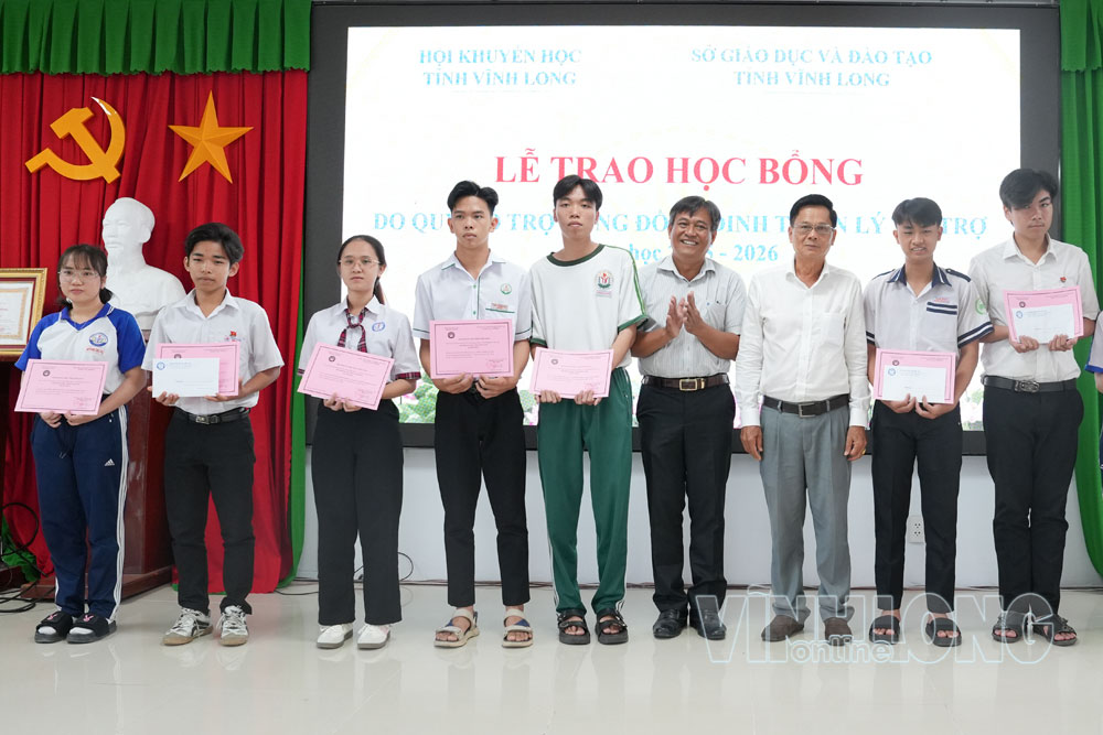 Năm 2026, Hội Khuyến học tỉnh trao 138 suất học bổng Đinh Thiện Lý cho học sinh lớp 12 hoàn cảnh khó khăn vượt khó học tốt.

