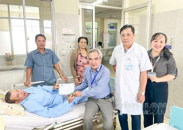 Trao tiền bạn đọc hỗ trợ ông Nguyễn Hiếu Để