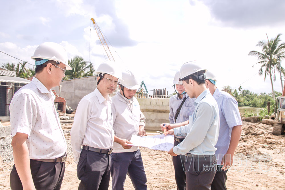 Đồng chí Nguyễn Trúc Sơn - Ủy viên Thường vụ Tỉnh ủy, Phó Chủ tịch UBND tỉnh (thứ hai trái sang) cùng đoàn công tác khảo sát thực tế Dự án Xây dựng cầu Đông Kinh.