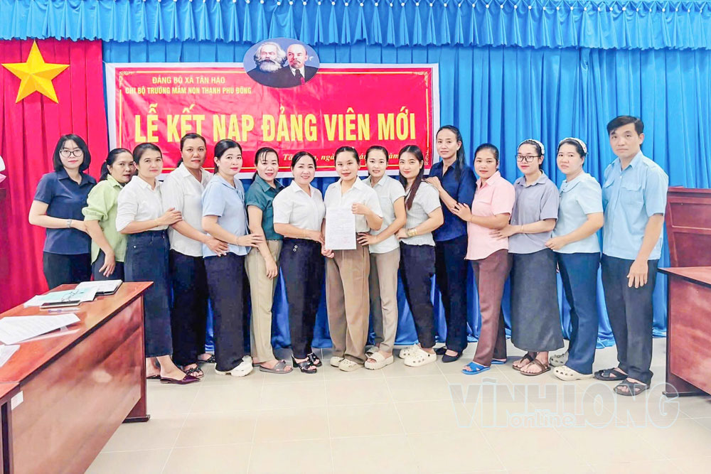 Lễ kết nạp đảng viên mới tại Chi bộ Trường Mầm non Thạnh Phú Đông, xã Tân Hào.

