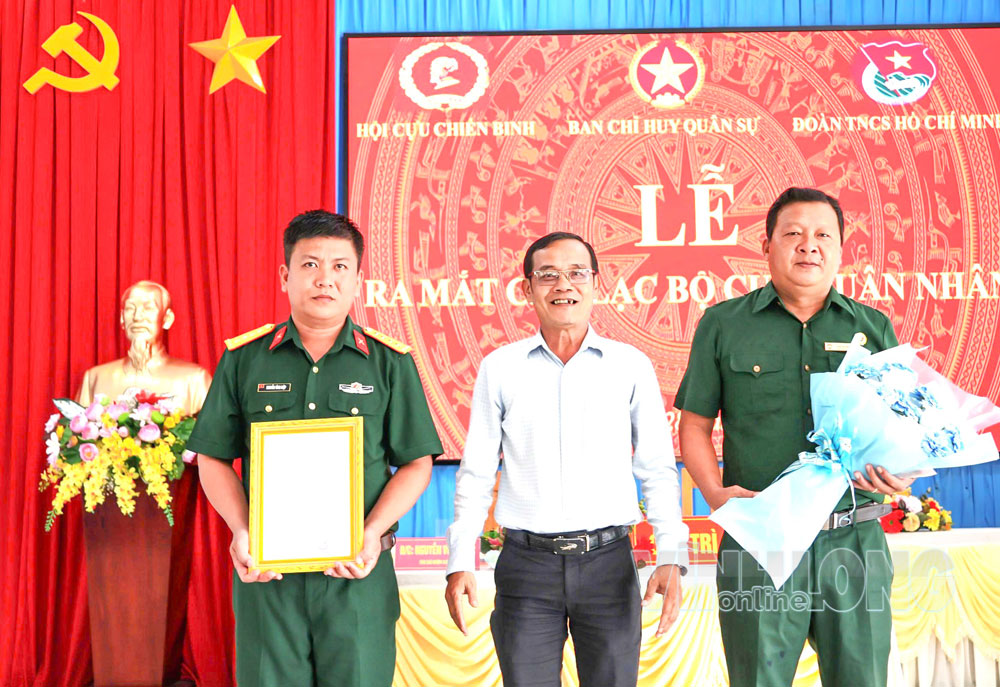 Trao quyết định công nhận Ban Chủ nhiệm Câu lạc bộ Cựu quân nhân xã Đại Điền.

