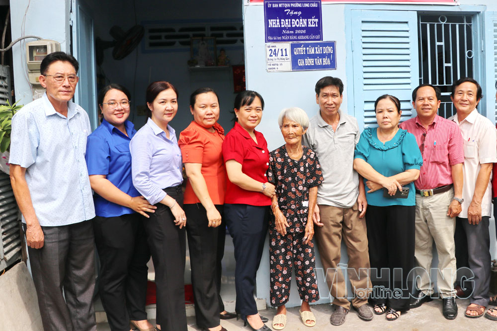 Chia sẻ niềm vui với hộ gia đình có điều kiện an cư lạc nghiệp, an tâm lao động sản xuất khi được hỗ trợ nhà đại đoàn kết tại phường Long Châu.

