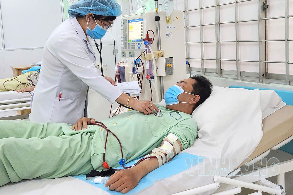 Tại Khoa Lọc máu BVĐK Vĩnh Long, hiện người bệnh chạy thận định kỳ dưới 40 tuổi chiếm trên 20%. Ảnh: SÔNG TRĂNG

