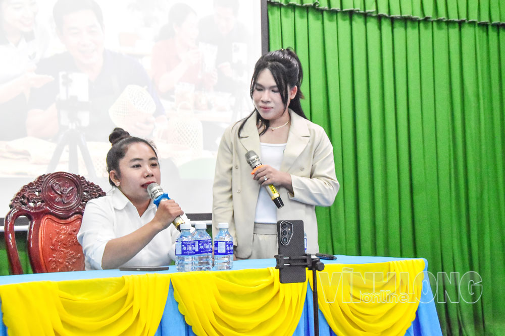 Chị Thạch Thị Sô Khunl lần đầu thực hành livestream bán hàng tại lớp tập huấn.

