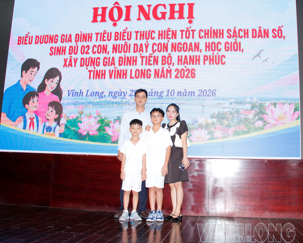 Gia đình chị Vũ Hồng Nương (phường Long Châu) chụp hình kỷ niệm tại hội nghị tuyên dương.

